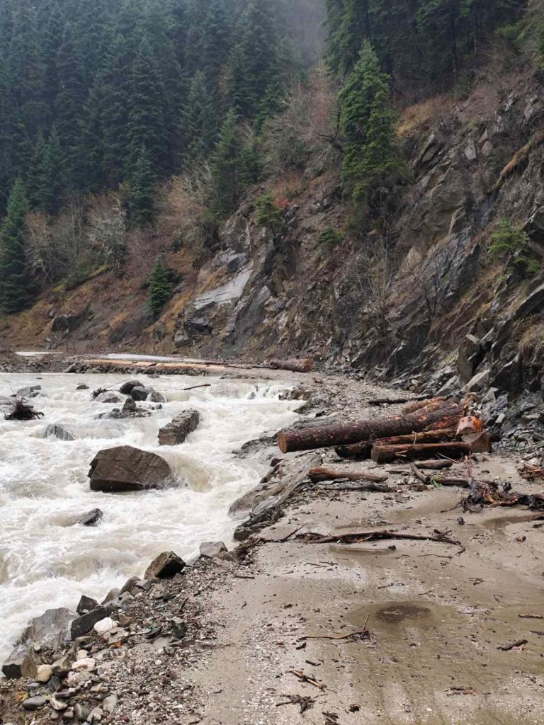 Σε εξέλιξη οι προσπάθειες αποκατάστασης των ζημιών και προσβασιμότητας στα χωριά του Ασπροποτάμου