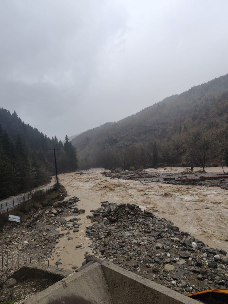 Σε εξέλιξη οι προσπάθειες αποκατάστασης των ζημιών και προσβασιμότητας στα χωριά του Ασπροποτάμου