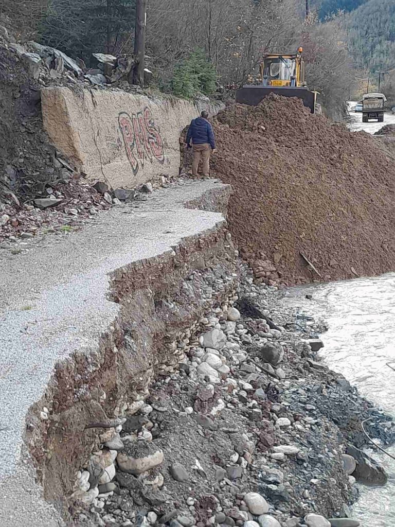 Σε εξέλιξη οι προσπάθειες αποκατάστασης των ζημιών και προσβασιμότητας στα χωριά του Ασπροποτάμου