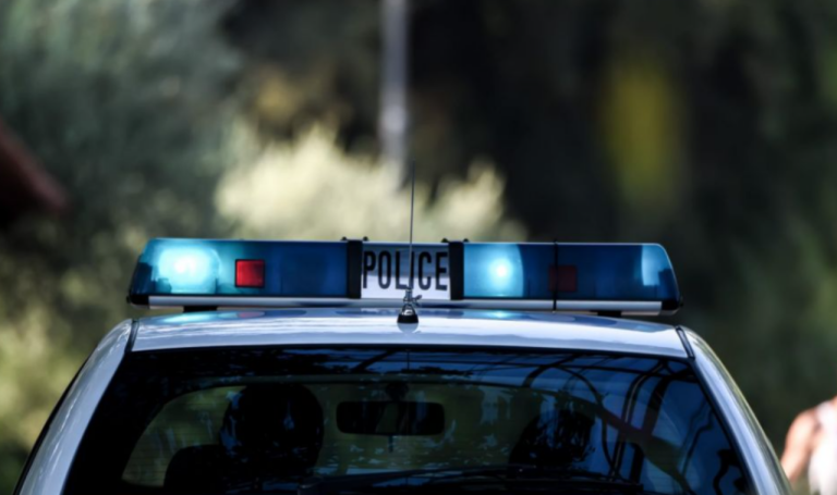 Θεσσαλονίκη: ΙΧ καρφώθηκε σε κολόνα και τυλίχθηκε στις φλόγες