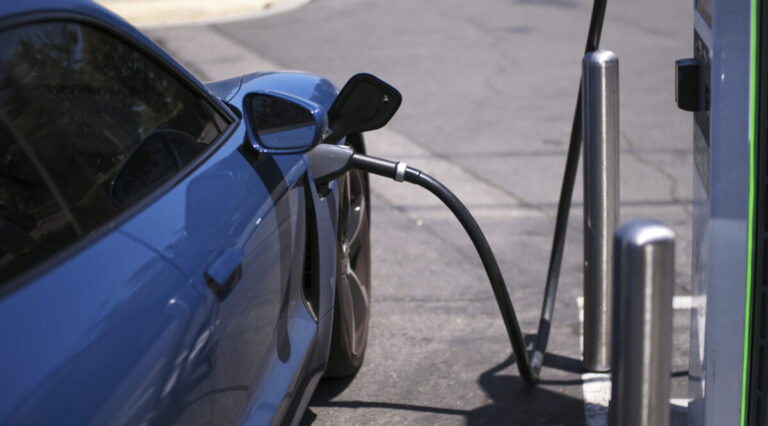 Αυξήθηκαν κατά 54% οι πυλώνες φόρτισης για τα ηλεκτροκίνητα οχήματα στην Κίνα