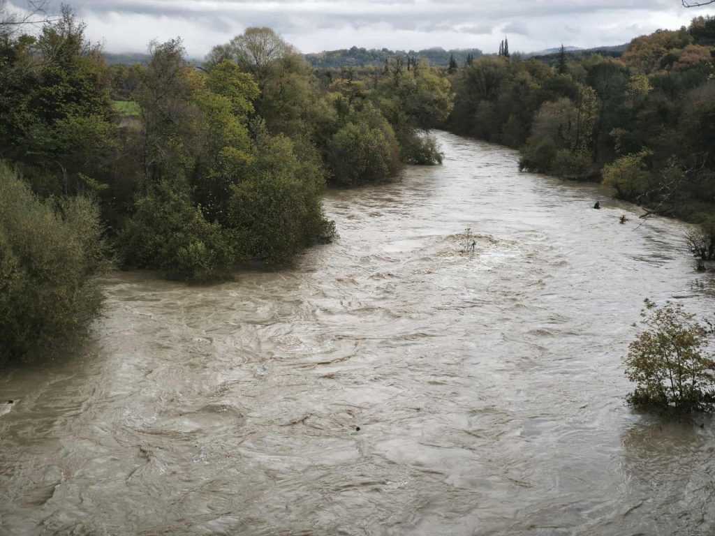 Σαρωτική επέλαση της κακοκαιρίας σε Ήπειρο και Καστοριά – Απαγόρευση κατανάλωσης πόσιμου νερού από την υπερχείλιση του Αλιάκμονα