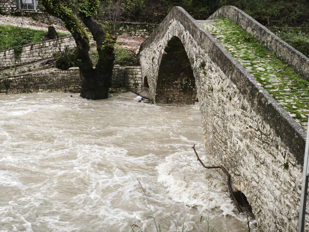 Σαρωτική επέλαση της κακοκαιρίας σε Ήπειρο και Καστοριά – Απαγόρευση κατανάλωσης πόσιμου νερού από την υπερχείλιση του Αλιάκμονα