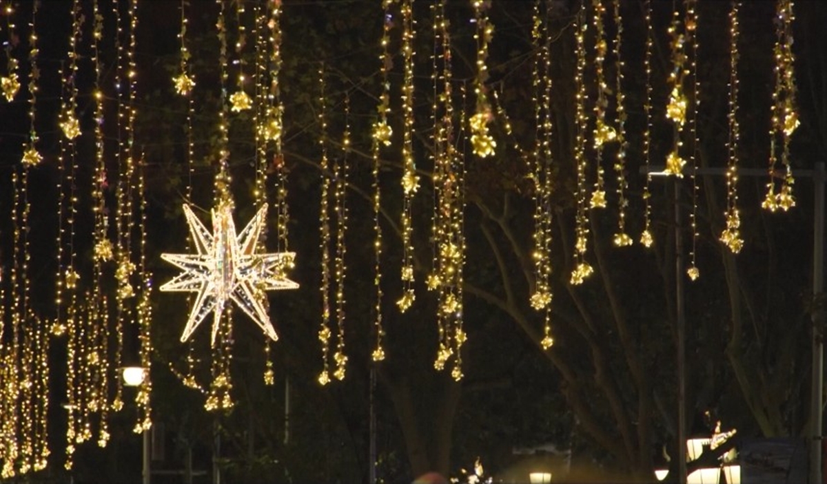 Βαρκελώνη: Φαντασμαγορικό φωτεινό σόου σηματοδοτεί την έναρξη των εορτών