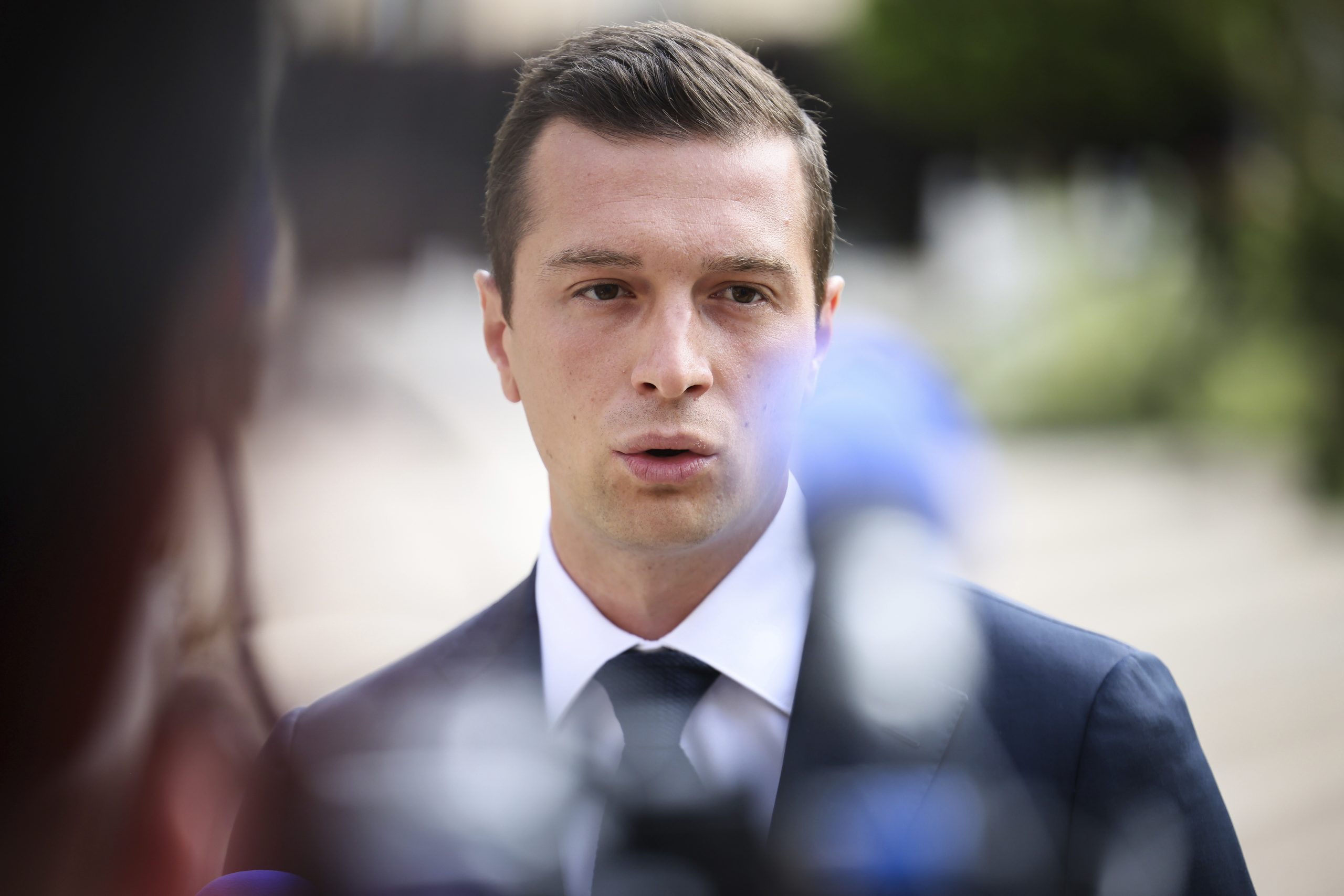 Επιτέθηκαν με αλεύρι στον ηγέτη του «Εθνικού Συναγερμού», Ζορντάν Μπαρντελά