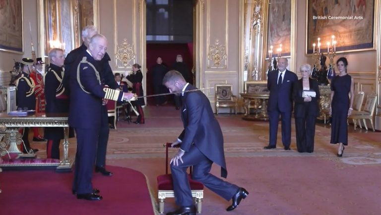 Σερ Ντέιβιντ Μπέκαμ: Ο θρύλος του ποδοσφαίρου χρίστηκε ιππότης από τον βασιλιά Κάρολο