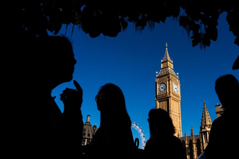 Μετά τη Γαλλία, οι αγορές «χτύπησαν» και τη Βρετανία λόγω ανησυχιών για τα δημοσιονομικά