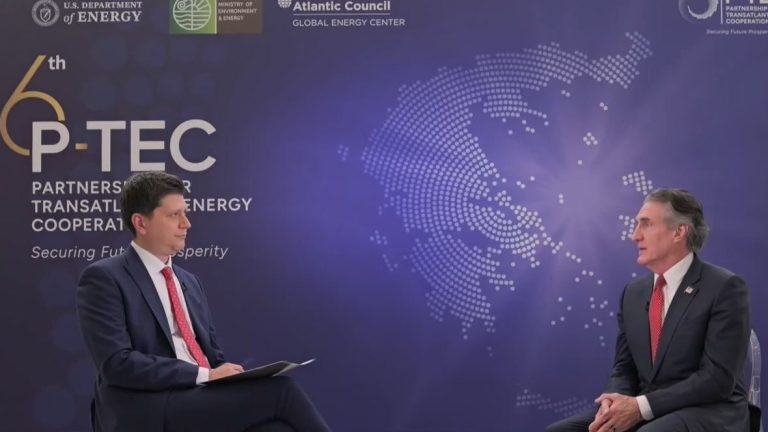 Ο Αμερικανός υπουργός Εσωτερικών, Νταγκ Μπέργκαμ στο ΕΡΤnews: Έχουμε τα εργαλεία για την επιβολή εμπάργκου στο ρωσικό αέριο