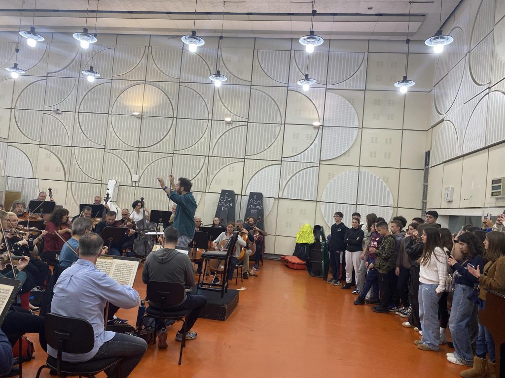 Μοναδική εμπειρία για τους μαθητές του Ομίλου Δημοσιογραφίας του Προτύπου Γυμνασίου Βόλου στην ΕΡΤ