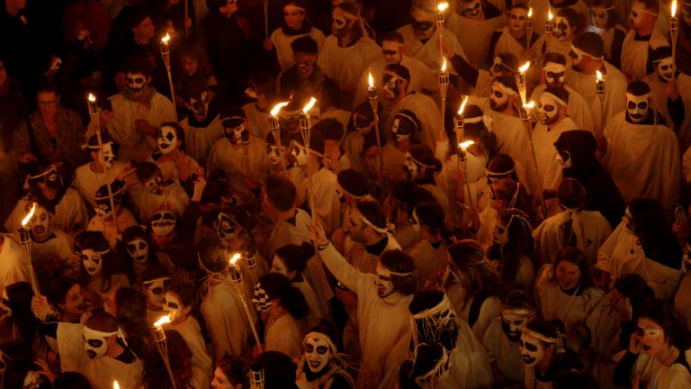 “Passing the Torch”: Τρεις φίλοι από τη Θεσσαλονίκη υπογράφουν ένα ντοκιμαντέρ για τις Λαμπαδηφορίες της Νάξου