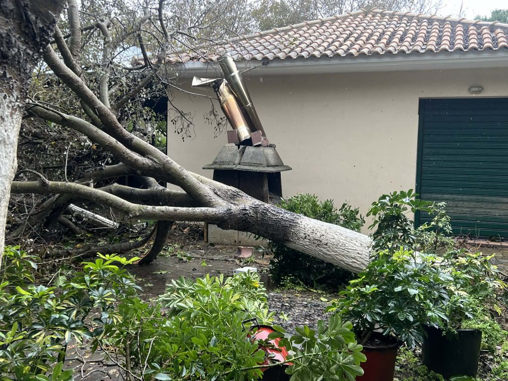 Εικόνες «βιβλικής» καταστροφής από ανεμοστρόβιλο που έπληξε τη Φοινικούντα