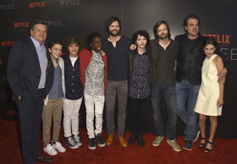 Stranger Things: Η Μίλι Μπόμπι Μπράουν κατηγορεί τον τηλεοπτικό της πατέρα για «bullying και παρενόχληση» στα γυρίσματα