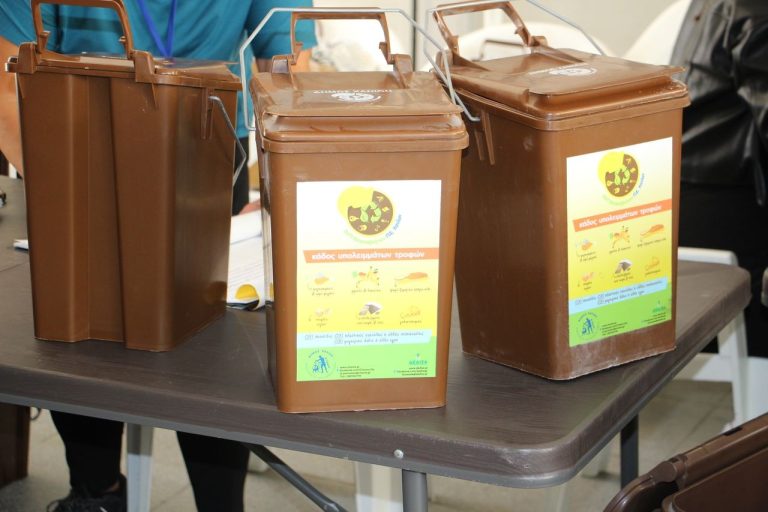 Νέα εποχή για τη διαχείριση των βιοαποβλήτων στον Δήμο Χανίων – Ξεκίνησε η διανομή καφέ κάδων για όλα τα νοικοκυριά