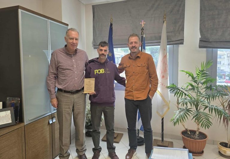 Απονομή τιμητικής πλακέτας από το Δήμαρχο Ηγουμενίτσας στον αθλητή υπεραποστάσεων Δ. Λιάκο