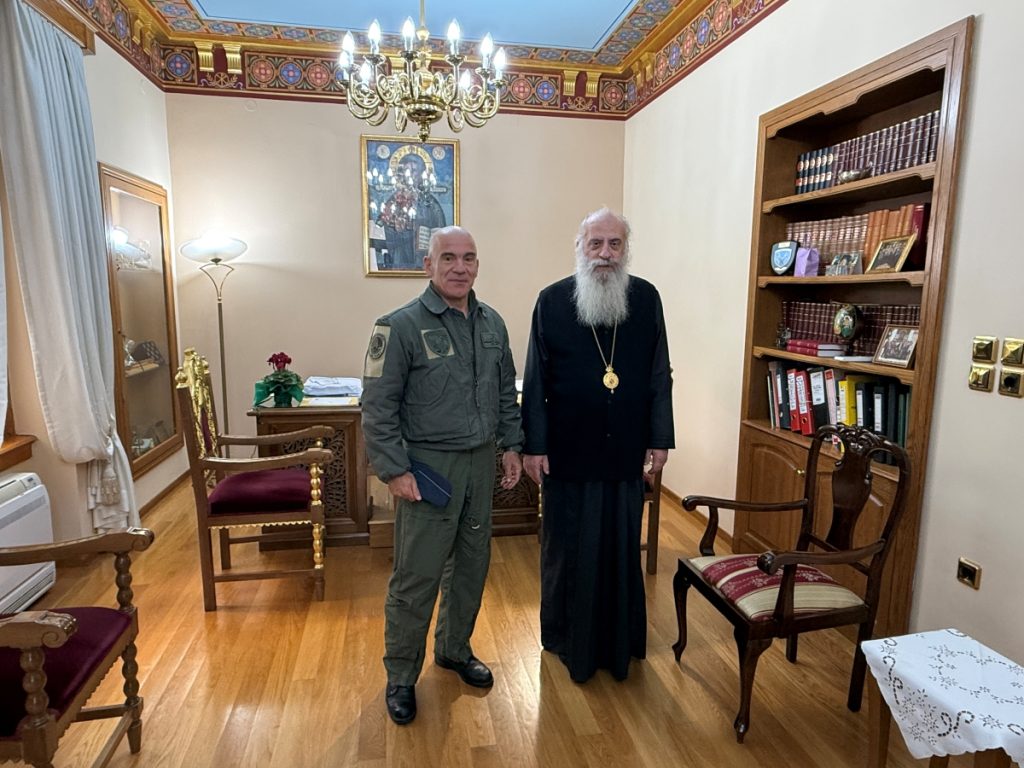 Οι διοικητές των στρατιωτικών μονάδων της Τρίπολης στον Μητροπολίτη Μαντινείας και Κυνουρίας Επιφάνιο