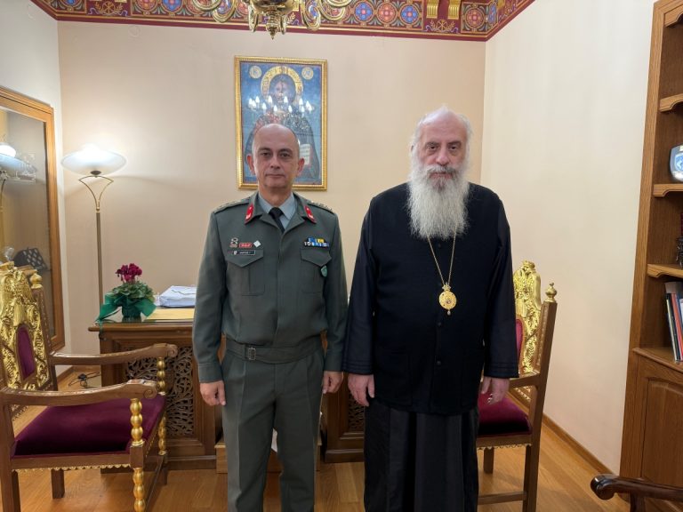 Οι διοικητές των στρατιωτικών μονάδων της Τρίπολης στον Μητροπολίτη Μαντινείας και Κυνουρίας Επιφάνιο