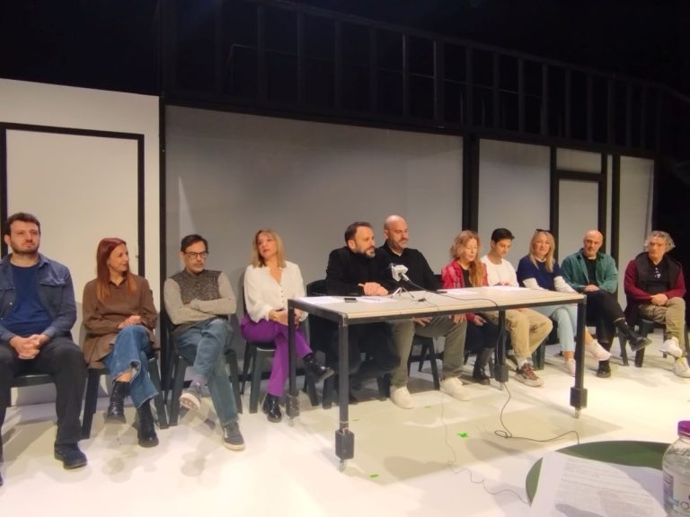 «O Άμλετ φοράει κοστούμι γραφείου» από το ΔΗ.ΠΕ.ΘΕ. Κοζάνης – Η κλασική τραγωδία του Σαίξπηρ συναντά τον κόσμο των πολυεθνικών και της σύγχρονης εξουσίας