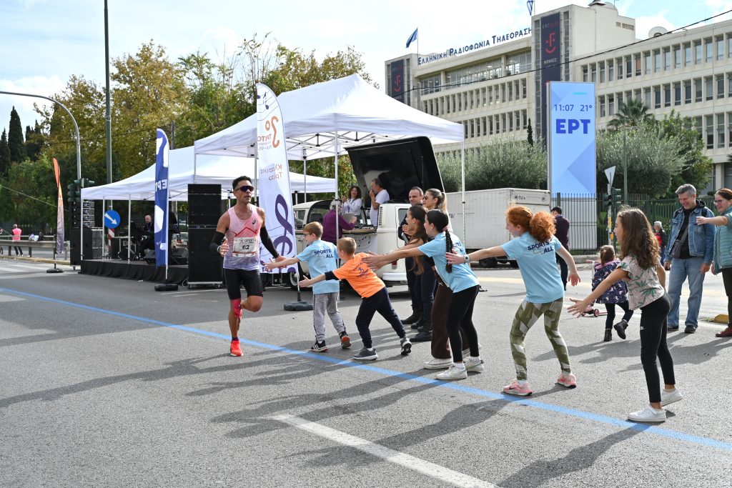42ος Αυθεντικός Μαραθώνιος: Με το μήνυμα «κάθε βήμα, μία νίκη» έτρεξαν οι εργαζόμενοι της ΕΡΤ