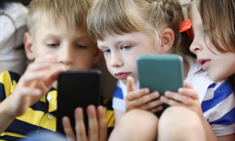 Θεσσαλονίκη: Οι οθόνες και ο τρόπος ζωής απειλούν την όραση των παιδιών – Αύξηση της μυωπίας με γεωμετρική πρόοδο από την προσχολική ηλικία