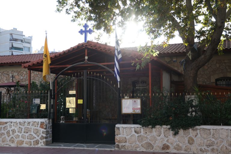 Το κατώφλι της Ευελπίδων πέρασε η φερόμενη ως αρχηγός του κυκλώματος διακίνησης ναρκωτικών – Προσωρινά κρατούμενος ο ρασοφόρος youtuber