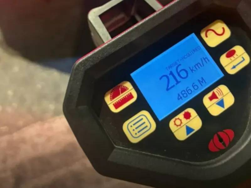 Συνελήφθη γνωστός επιχειρηματίας που έτρεχε με 216χλμ στη λεωφόρο Βουλιαγμένης