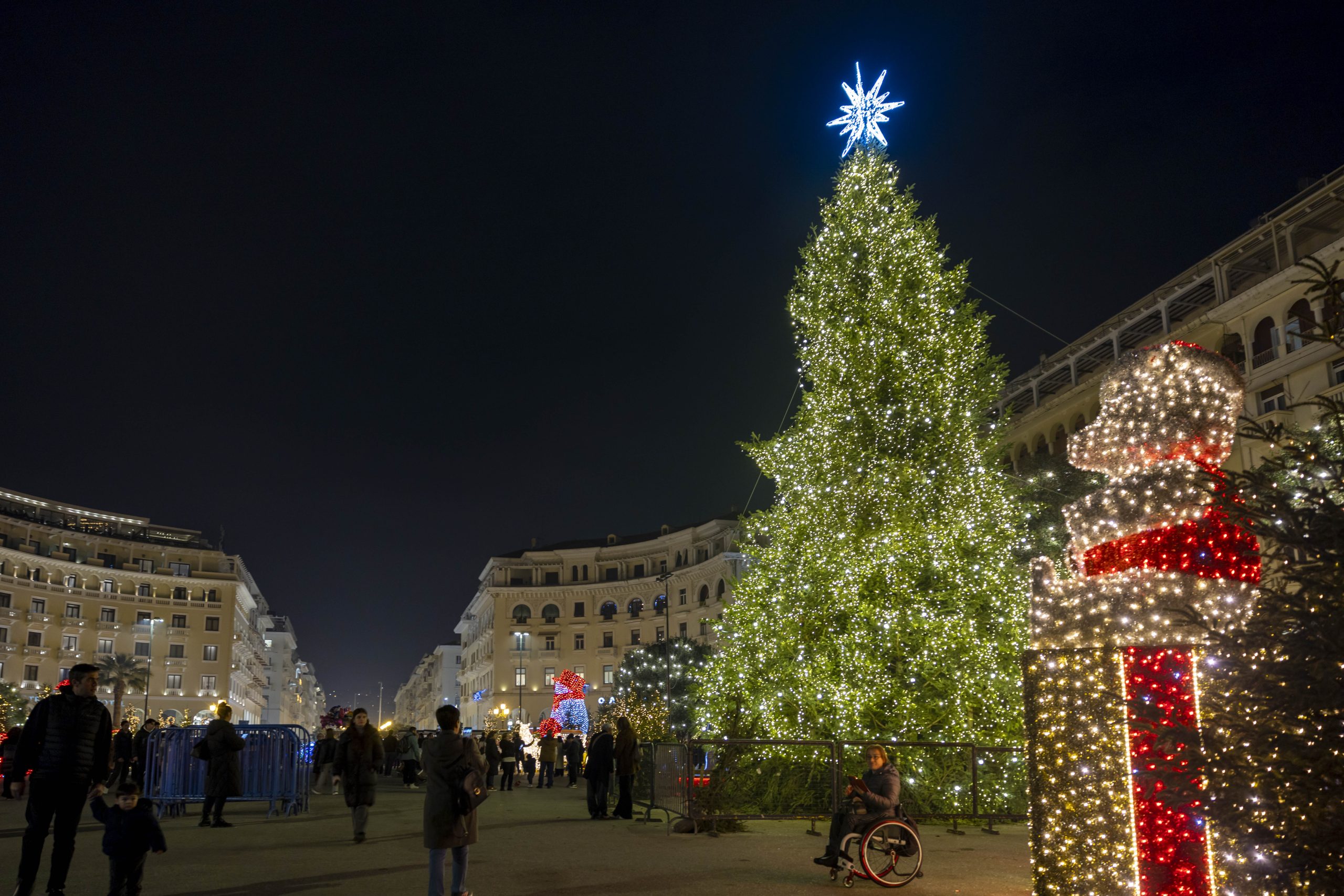 Θεσσαλονίκη: Έφτασε το Χριστουγεννιάτικο έλατο, ύψους 18 μέτρων, στην Πλατεία Αριστοτέλους – Ενισχύεται ο στολισμός της πόλης