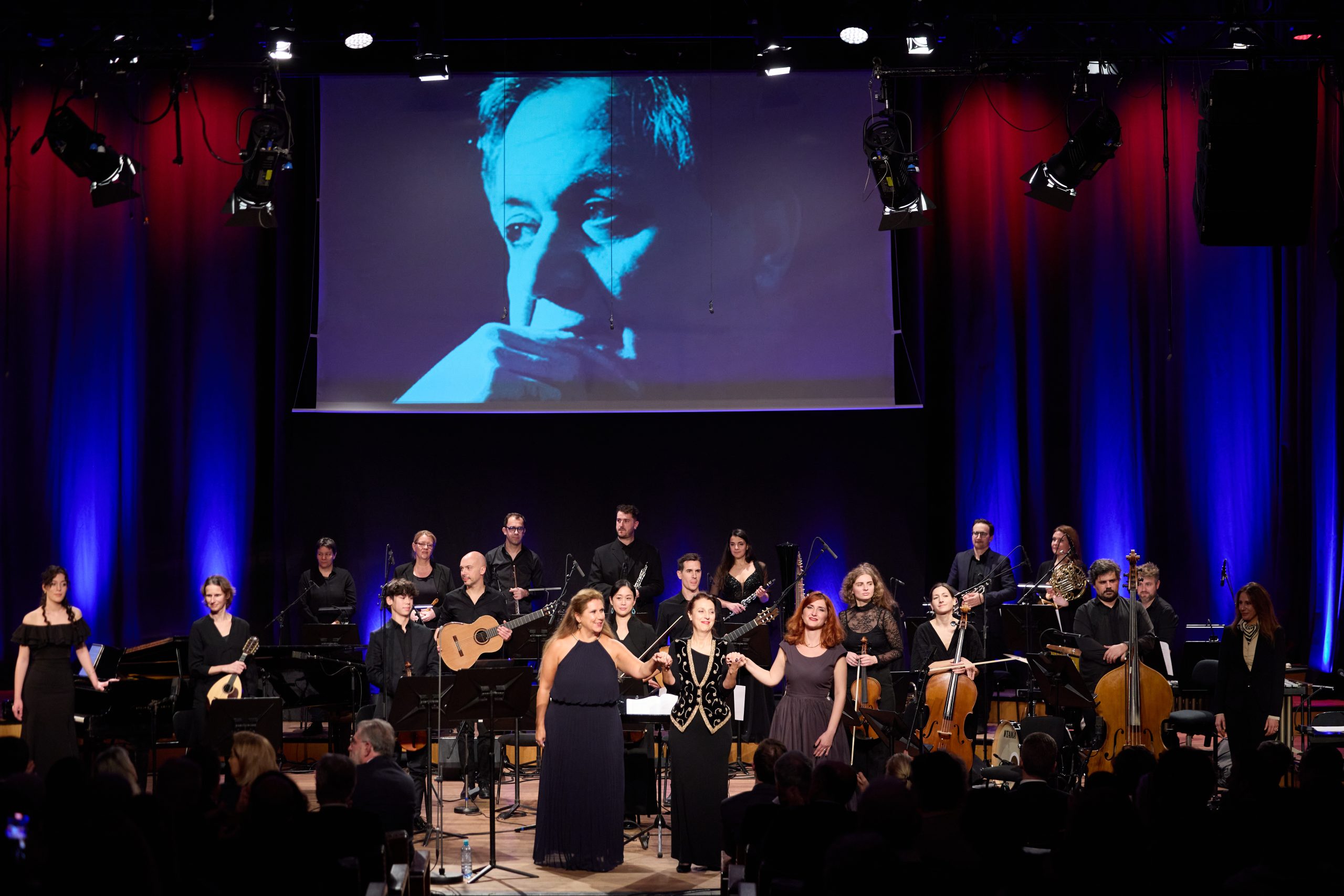 Η μουσική του Μάνου Χατζιδάκι μάγεψε τη Βιέννη: Μια μοναδική συναυλία από την πρεσβεία της Ελλάδας για τα 100 χρόνια από τη γέννησή του