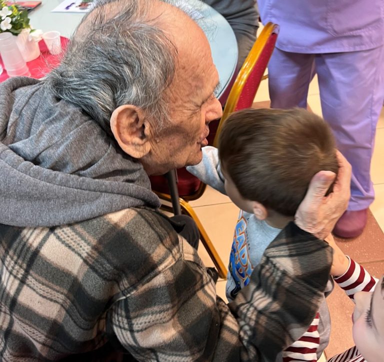 Μικρά χέρια – μεγάλη αγάπη: Χριστουγεννιάτικη συνάντηση παιδιών και ηλικιωμένων