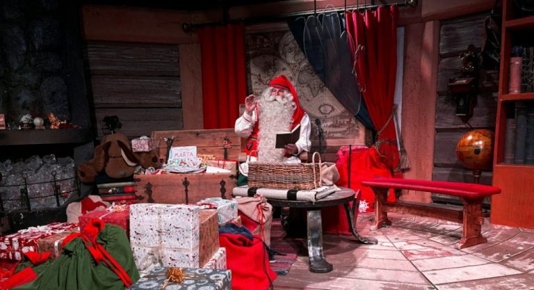 O Αϊ Βασίλης φέρνει το εργαστήριό του στην κεντρική πλατεία Κομοτηνής