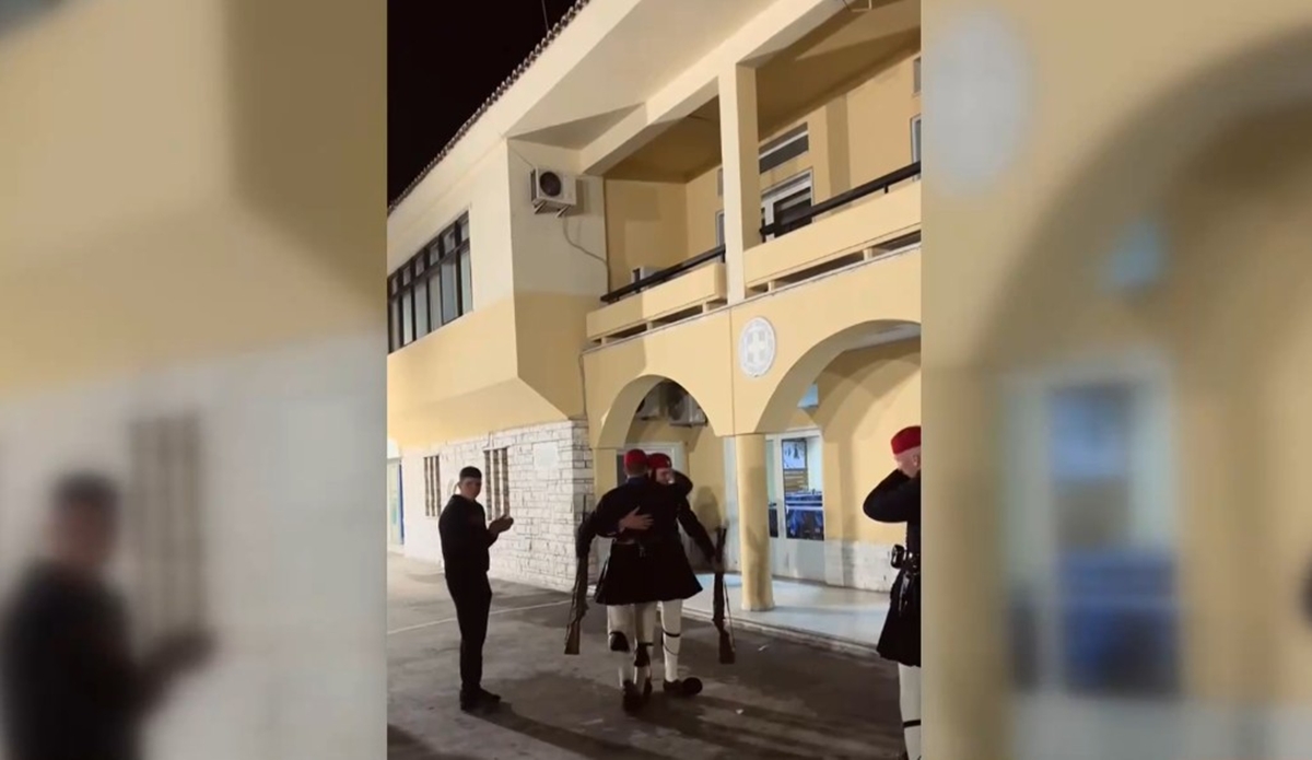 Συγκίνηση στην Προεδρική Φρουρά: Εύζωνας ολοκληρώνει τη θητεία του και λυγίζει την τελευταία ημέρα