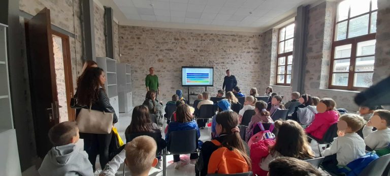 Επίσκεψη του 10ου δημοτικού σχολείου Καρδίτσας στην αρχαιολογική συλλογή των Φαρσάλων