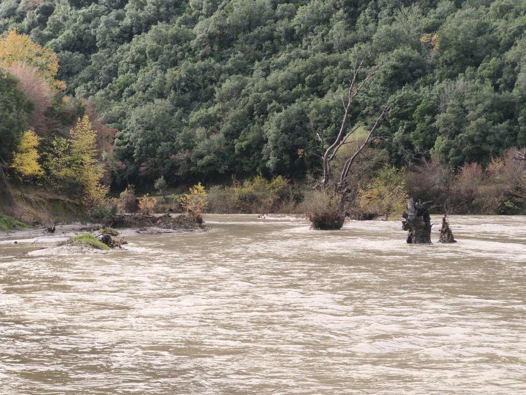 H κακοκαιρία Adel σαρώνει Ιόνιο και Ήπειρο: Ποτάμια υπερχείλισαν, κατέρρευσε πλαγιά στα Ιωάννινα – Σπίτια κρέμονται «από μία κλωστή»