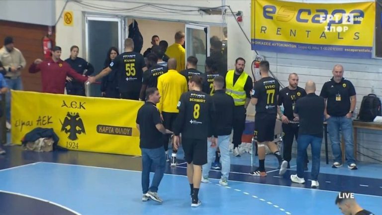 Προσωρινή διακοπή στο ΑΕΚ – Ολυμπιακός λόγω υβριστικών συνθημάτων – Στα αποδυτήρια παίκτες και διαιτητές (video)