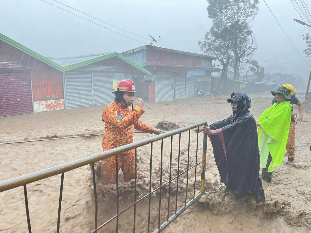 Ο πιο φονικός τυφώνας της χρονιάς στην Ασία κατευθύνεται προς το Βιετνάμ μετά το ολέθριο πέρασμά του από τις Φιλιππίνες