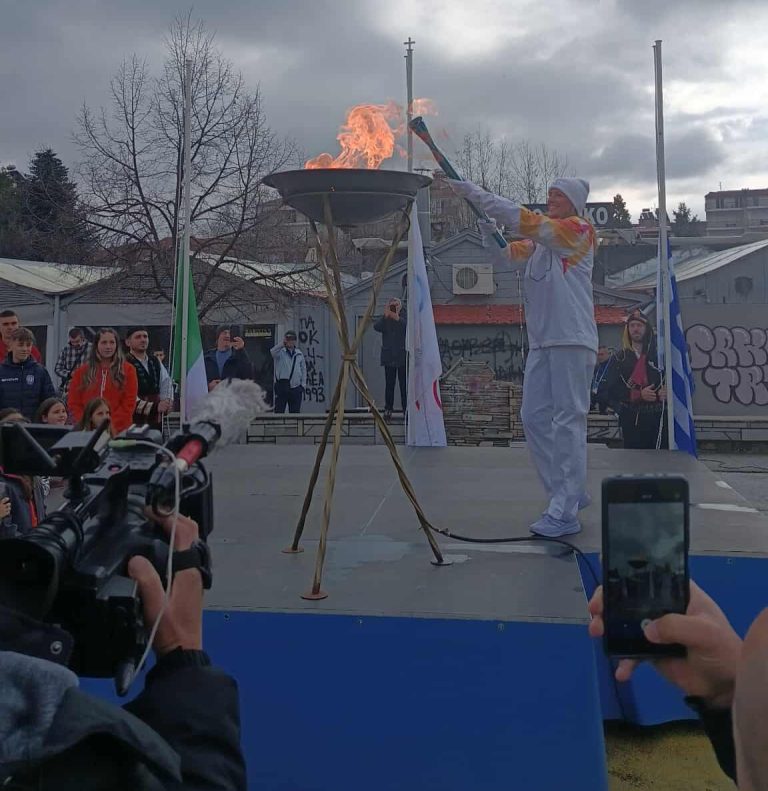 Πλήθος κόσμου υποδέχθηκε την Ολυμπιακή Φλόγα στη Φλώρινα