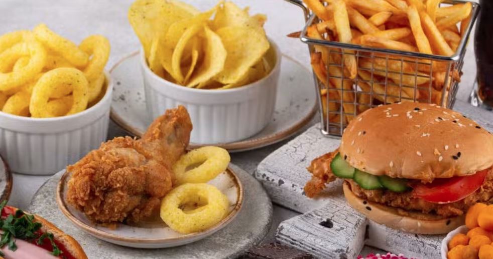 Η Κομισιόν εξετάζει την επιβολή φόρου στα τρόφιμα υψηλής επεξεργασίας