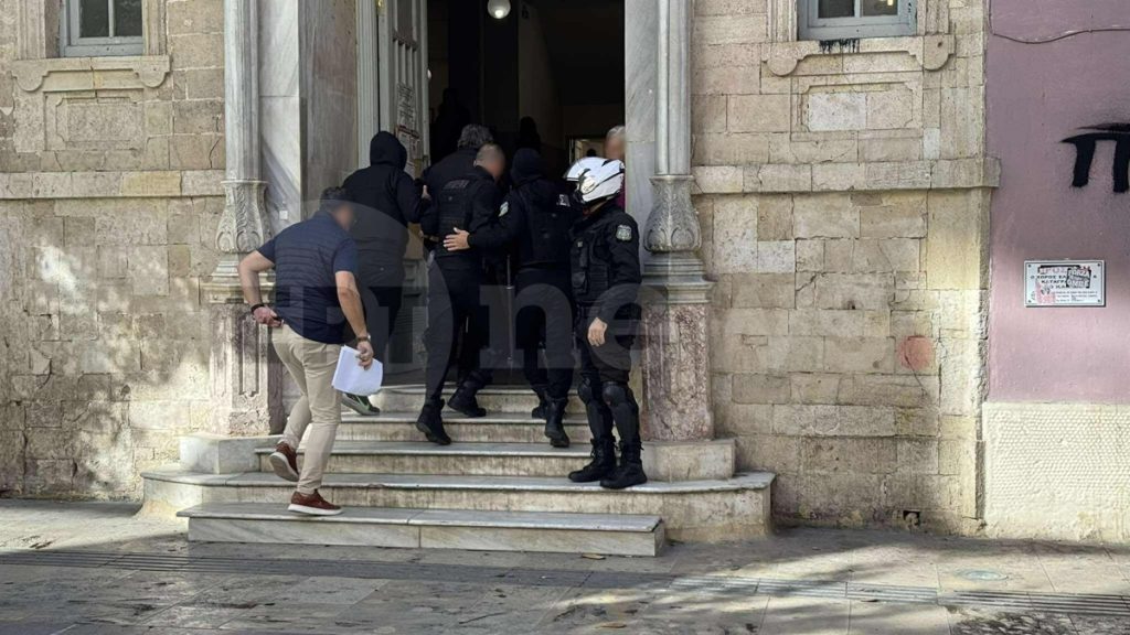 Παραδόθηκε ο αδερφός της 56χρονης που σκοτώθηκε στα Βορίζια – Eκκρεμούσε ένταλμα σε βάρος του