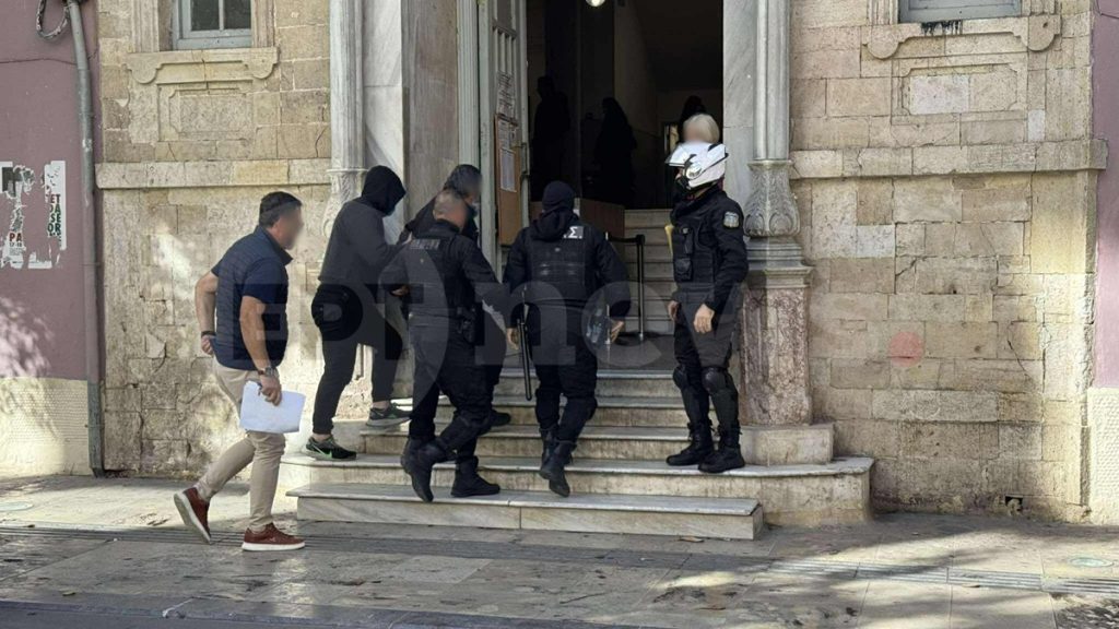 Παραδόθηκε ο αδερφός της 56χρονης που σκοτώθηκε στα Βορίζια – Eκκρεμούσε ένταλμα σε βάρος του