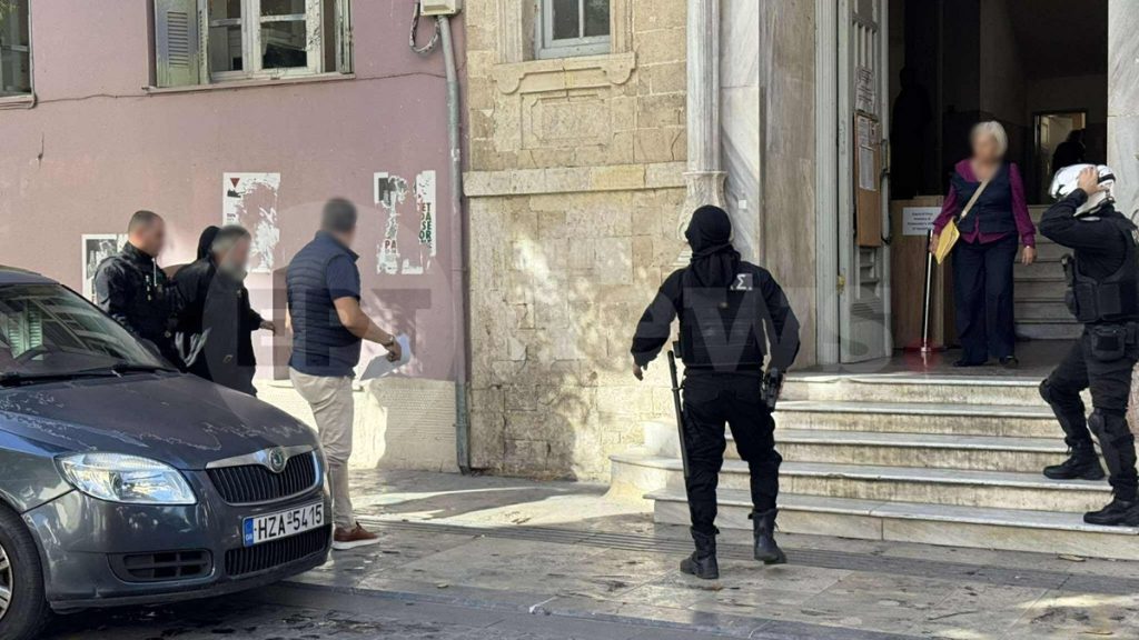 Παραδόθηκε ο αδερφός της 56χρονης που σκοτώθηκε στα Βορίζια – Eκκρεμούσε ένταλμα σε βάρος του