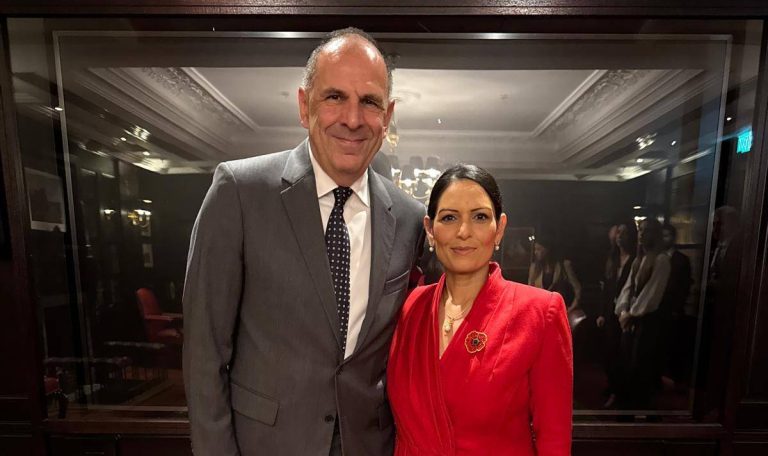 Συνάντηση Γεραπετρίτη με τη Βρετανίδα βουλευτή Ντέιμ Πατέλ