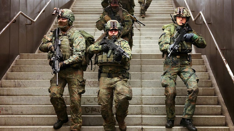 Ακροβολιστές στο μετρό του Βερολίνου: Στρατιωτική άσκηση με σενάριο αστικού πολέμου