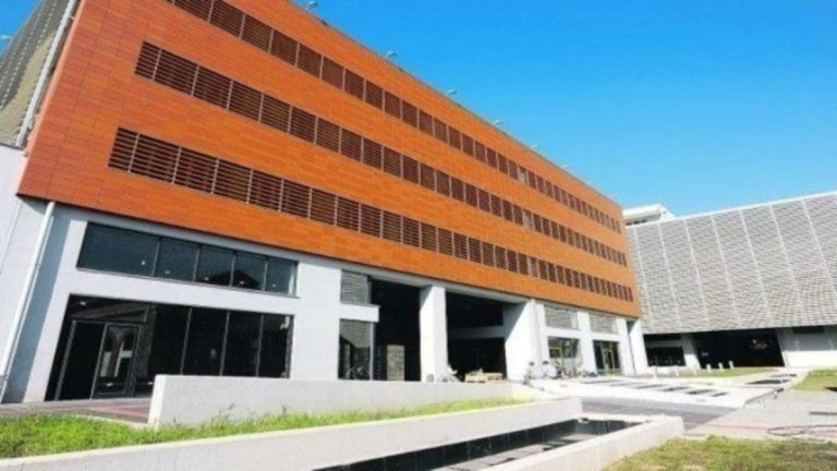 ΕΣΗΕΘΣΤΕ-Ε: Ακατάλληλη η αίθουσα τύπου για τη δίκη το σιδηροδρομικού δυστυχήματος των Τεμπών