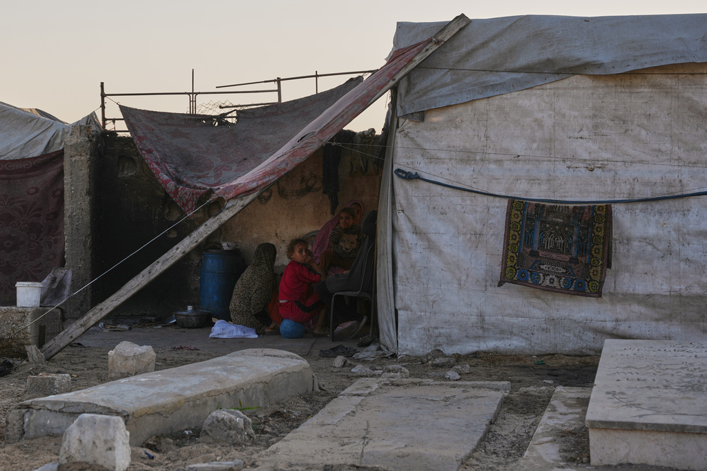 Ο χειμώνας στη Γάζα πλησιάζει, η πείνα επιμένει και οι παλιές σκηνές δεν επαρκούν για να καλύψουν τις ανάγκες των κατοίκων