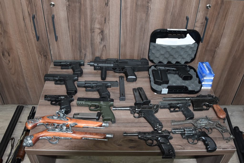 Συνεχίζονται οι συλλήψεις για όπλα και πυρομαχικά στην Κρήτη: Καλάσνικοφ και χιλιάδες φυσίγγια σε Ρέθυμνο και Χανιά, εντόπισαν οι αρχές (φωτό)