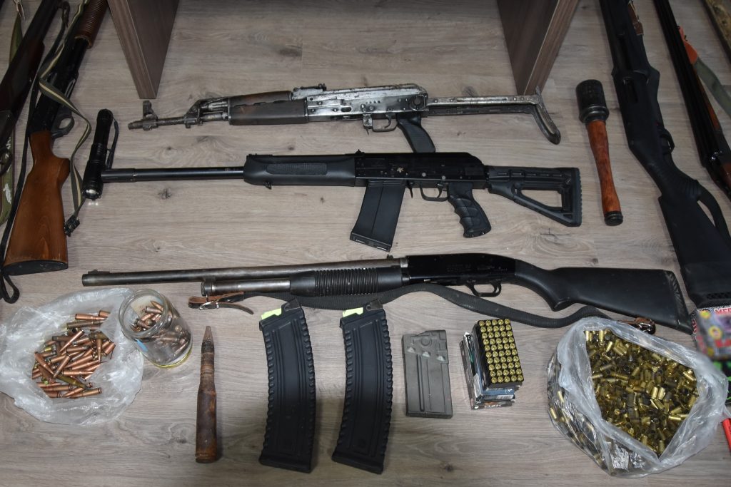 Συνεχίζονται οι συλλήψεις για όπλα και πυρομαχικά στην Κρήτη: Καλάσνικοφ και χιλιάδες φυσίγγια σε Ρέθυμνο και Χανιά, εντόπισαν οι αρχές (φωτό)