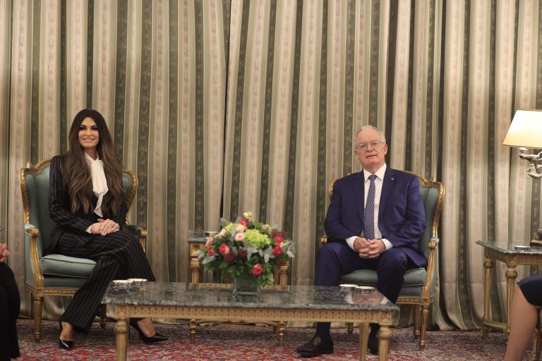 Στο προεδρικό μέγαρο η νέα πρέσβης των Η.Π.Α.- Τα διαπιστευτήριά της επέδωσε η Κίμπερλι Γκιλφόιλ