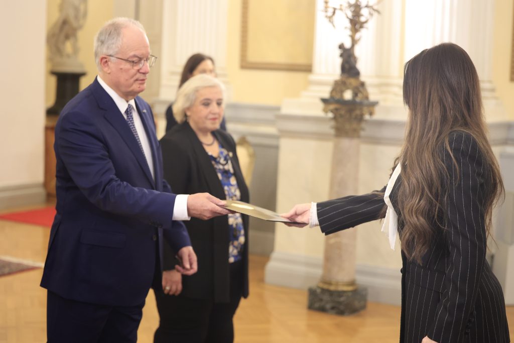 Στο προεδρικό μέγαρο η νέα πρέσβης των ΗΠΑ – Τα διαπιστευτήριά της επέδωσε η Κίμπερλι Γκίλφοϊλ