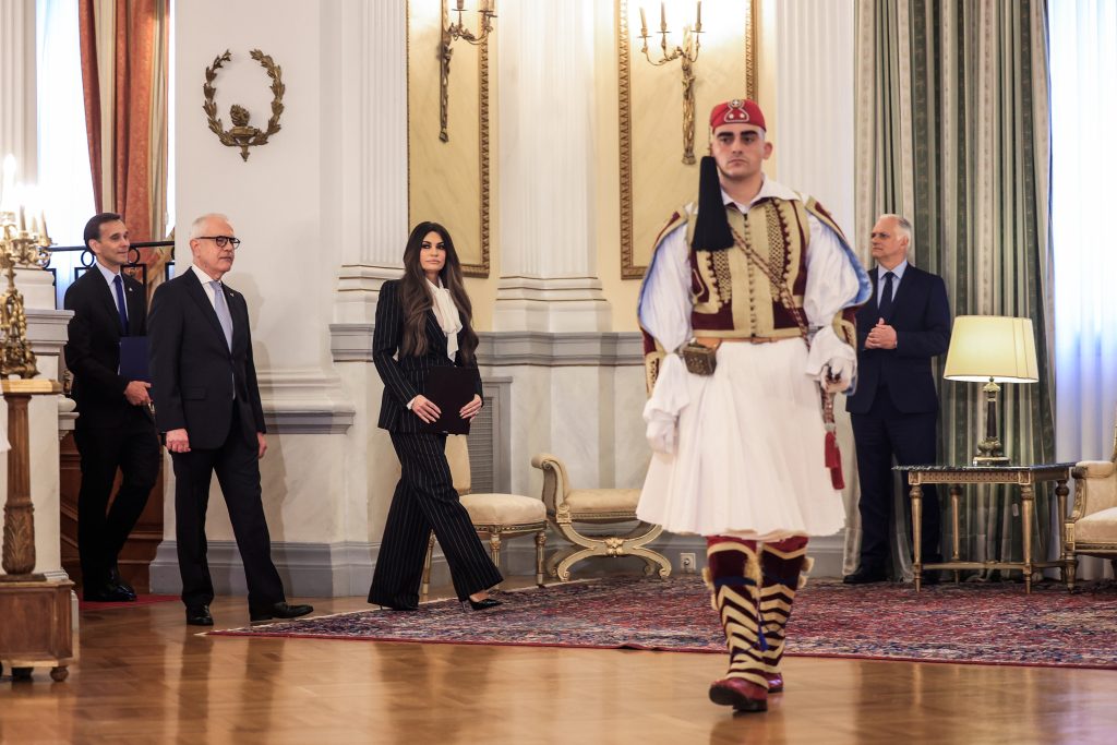 Στο προεδρικό μέγαρο η νέα πρέσβης των ΗΠΑ – Τα διαπιστευτήριά της επέδωσε η Κίμπερλι Γκίλφοϊλ
