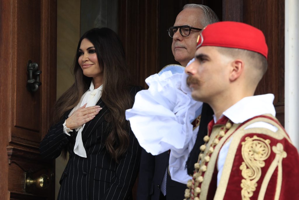 Στο προεδρικό μέγαρο η νέα πρέσβης των ΗΠΑ – Τα διαπιστευτήριά της επέδωσε η Κίμπερλι Γκίλφοϊλ