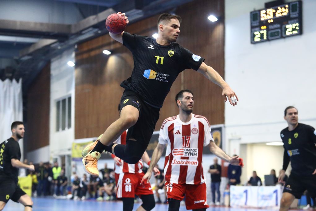 Η ΑΕΚ ήταν η μεγάλη νικήτρια στο ντέρμπι κορυφής της Handball Premier, 28-27 τον Ολυμπιακό/Όμιλο Ξυνή